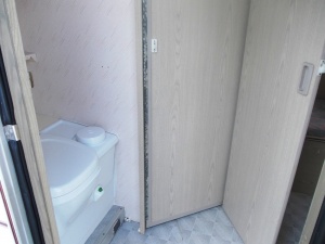 main_dvere-mistnosti-s-toaletou-jsou-z-prostorovych-duvodu-skladaci.jpg