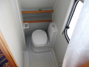 main_koupelna-s-kloubovou-kazetovou-toaletou-se-splachovanimsprchovou-vanickousprchou-s-teplou-vodou-9376.jpg