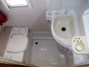 main_koupelna-s-kazetovou-toaletou-s-elektrickym-splachovanimumyvadlemsprchou-s-teplou-vodousprchovym-zavesemsprchovou-vanickou.jpg