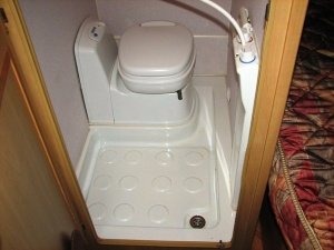 main_koupelna-s-kazetovou-toaletou-s-elektrickym-splachovanimsprchou-a-sprchovou-vanickou.jpg