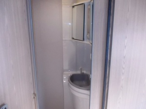 main_koupelna-s-umyvadlemuloznym-prostorem-a-chemickou-toaletou.jpg