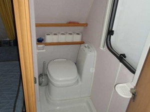 main_koupelna-s-kazetovym-wc-s-elektrickym-splachovanim-sprchovou-vanickou-tepla-voda-3279.jpg