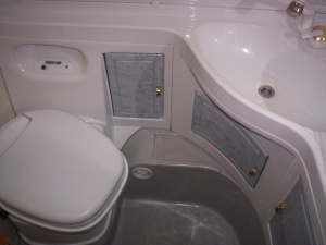 main_koupelna-s-kloubovou-kazetovou-toaletou-s-elektrickym-splachovanim.jpg