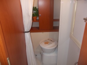 main_koupelna-s-kloubovou-toaletou-s-elektrickym-splachovanimsprchou-s-teplou-vodousprchovou-vanickou-7808.jpg