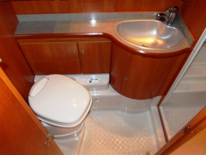 main_koupelna-s-kloubovou-kazetovou-toaletou-s-elektrickym-splachovanimsprchovou-vanickouumyvadlem-s-teplou-vodouuzaviratelnym-sprchovym-koutemsprchou-s-teplou-vodou.jpg