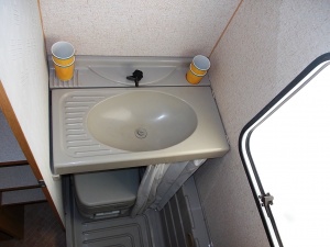 main_koupelna-s-vyklopnym-umyvadlemsprchovou-vanickouuloznou-skrinkou-a-chemickou-toaletou-8207.jpg