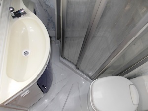 main_koupelna-s-kloubovou-kazetovou-toaletou-se-splachovanimumyvadlem-s-teplou-vodousprchovou-vanickouvelkymi-zrcadlyuloznym-prostoremsprchovym-koutem-8246.jpg