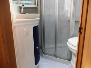 main_koupelna-s-kloubovou-kazetovou-toaletou-se-splachovanimumyvadlem-s-teplou-vodousprchovou-vanickouvelkymi-zrcadlyuloznym-prostoremsprchovym-koutem-8247.jpg