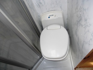 main_koupelna-s-kloubovou-kazetovou-toaletou-se-splachovanimumyvadlem-s-teplou-vodousprchovou-vanickouvelkymi-zrcadlyuloznym-prostoremsprchovym-koutem-8248.jpg