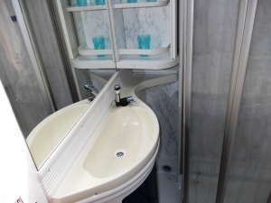 main_koupelna-s-kloubovou-kazetovou-toaletou-se-splachovanimumyvadlem-s-teplou-vodousprchovou-vanickouvelkymi-zrcadlyuloznym-prostoremsprchovym-koutem-8249.jpg
