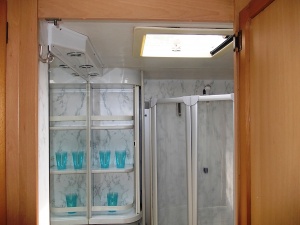 main_koupelna-s-kloubovou-kazetovou-toaletou-se-splachovanimumyvadlem-s-teplou-vodousprchovou-vanickouvelkymi-zrcadlyuloznym-prostoremsprchovym-koutem.jpg