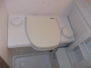 main_kazetova-toaleta-s-elektrickym-splachovanim-6529.jpg