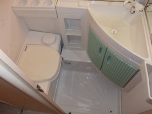main_koupelna-s-kazetovou-toaletou-s-elektrickym-splachovanimumyvadlemsprchovou-vanickouzrcadlem-a-uloznym-prostorem-6532.jpg