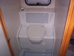 main_koupelna-s-kazetovou-toaletou-s-elektrickym-splachovanimsprchou-a-sprchovou-vanickou-4096.jpg